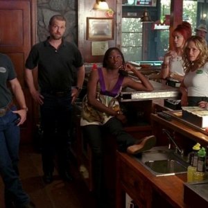 Todd Lowe, Sam Trammell, Rutina Wesley, Carrie Preston e Anna Paquin in una scena dell'episodio You'll Be the Death of Me della serie True Blood