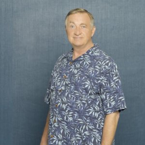 Un mezzo busto di Ken Jenkins in una foto promozionale dell'ottava stagione di Scrubs