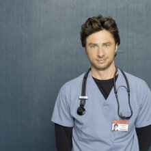 Un mezzo busto di Zach Braff per una foto promozionale dell'ottava stagione di Scrubs