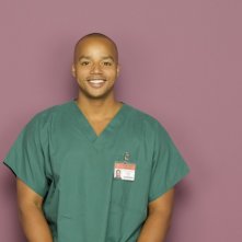 Un sorridente Donald Faison in una foto promozionale dell'ottava stagione di Scrubs