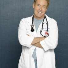 Un sorridente John C. McGinley in una immagine promozionale dell'ottava stagione di Scrubs