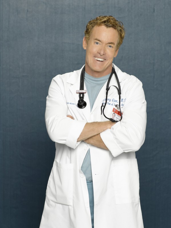 Un sorridente John C. McGinley in una immagine promozionale dell'ottava stagione di Scrubs