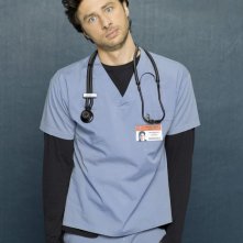 Una posa simpatica di Zach Braff per una foto promozionale dell'ottava stagione di Scrubs