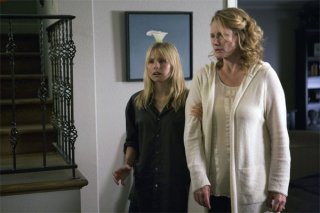 Kristen Bell ed Ashley Crow in una scena dell'episodio The Eclipse : Part 2 di Heroes