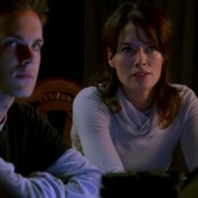 Lena Headey e Thomas Dekker in una scena dell'episodio Strange Things Happen at the One Two Point di The Sarah Connor Chronicles