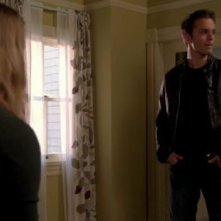 Leven Rambin (di spalle) e Thomas Dekker in una scena dell'episodio Strange Things Happen at the One Two Point di The Sarah Connor Chronicles
