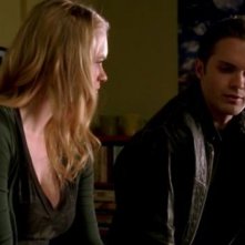 Leven Rambin e Thomas Dekker in una scena dell'episodio Strange Things Happen at the One Two Point di The Sarah Connor Chronicles