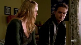 Leven Rambin e Thomas Dekker in una scena dell'episodio Strange Things Happen at the One Two Point di The Sarah Connor Chronicles