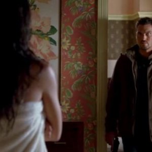 Stephanie Jacobsen (di spalle) e Brian Austin Green in una scena dell'episodio Strange Things Happen at the One Two Point di The Sarah Connor Chronicles
