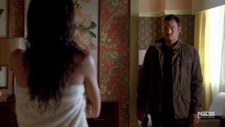 Stephanie Jacobsen (di spalle) e Brian Austin Green in una scena dell'episodio Strange Things Happen at the One Two Point di The Sarah Connor Chronicles