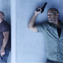 Dominic Purcell ed Amaury Nolasco in una scena dell'episodio Selfless di Prison Break