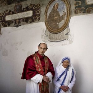 Fabrizio Gifuni, nel ruolo di Papa Paolo VI, e Mariolina De Fano, in quello di Madre Teresa di Calcutta, in un'immagine della fiction Paolo VI - Il Papa nella tempesta
