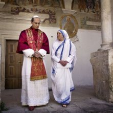 Fabrizio Gifuni, nel ruolo di Papa Paolo VI, e Mariolina De Fano, in quello di Madre Teresa di Calcutta, in una scena della fiction Paolo VI - Il Papa nella tempesta