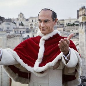 Fabrizio Gifuni veste i panni di Papa Montini nella fiction Rai in due puntate Paolo VI - Il Papa nella tempesta