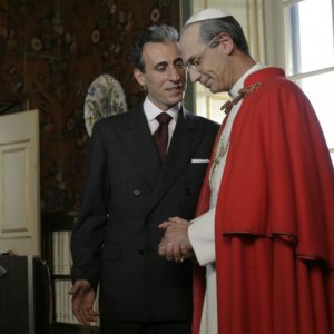 Gaetano Aronica (Aldo Moro) e Fabrizio Gifuni (Papa Montini) in una scena della fiction Paolo VI - Il Papa nella tempesta