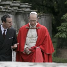 Gaetano Aronica nel ruolo di Aldo Moro e Fabrizio Gifuni in quello di Papa Montini in una scena della fiction Paolo VI - Il Papa nella tempesta