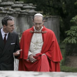 Gaetano Aronica nel ruolo di Aldo Moro e Fabrizio Gifuni in quello di Papa Montini in una scena della fiction Paolo VI - Il Papa nella tempesta