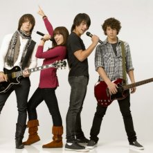 Nick Jonas, Demi Lovato, Joe Jonas e Kevin Jonas in una foto promozionale del film Camp Rock