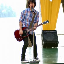 Kevin Jonas in una scena del film Camp Rock
