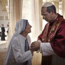 Mariolina De Fano e Fabrizio Gifuni in un'immagine della fiction Paolo VI - Il Papa nella tempesta