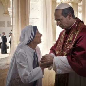 Mariolina De Fano e Fabrizio Gifuni in un'immagine della fiction Paolo VI - Il Papa nella tempesta