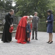 Papa Montini (Fabrizio Gifuni) bacia un bambino sul capo in una scena della fiction di RaiUno Paolo VI - Il Papa nella tempesta