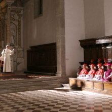 Papa Montini (Fabrizio Gifuni) decide coraggiosamente di tenere aperto il Concilio in una scena della fiction Paolo VI - Il Papa nella tempesta