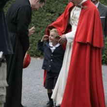 Papa Montini (Fabrizio Gifuni) gioca con un bambino in una scena della fiction di RaiUno Paolo VI - Il Papa nella tempesta