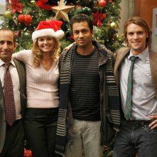 Peter Jacobson, Jennifer Morrison, Kal Penn e Jesse Spencer in una scena dell'episodio Joy to the World di Dr. House: Medical Division