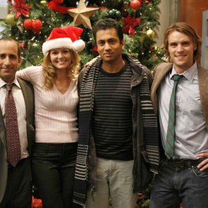 Peter Jacobson, Jennifer Morrison, Kal Penn e Jesse Spencer in una scena dell'episodio Joy to the World di Dr. House: Medical Division