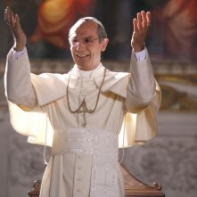 Un'espressione divertita di Fabrizio Gifuni nei panni di Papa Montini nella fiction Paolo VI - Il Papa nella tempesta