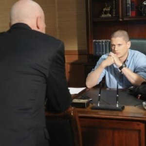 Wentworth Miller e Leon Russom in una scena dell'episodio Selfless di Prison Break