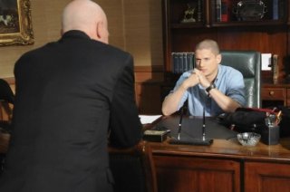 Wentworth Miller e Leon Russom in una scena dell'episodio Selfless di Prison Break