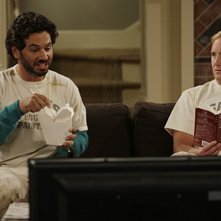 Al Madrigal e Jay Mohr in una scena dell'episodio Gary and Allison's Restaurant di Gary Unmarried