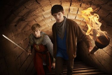 Colin Morgan e Bradley James in una immagine promozionale della serie Merlin