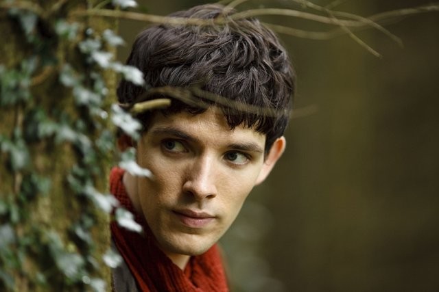 Colin Morgan è Merlino in una scena della serie Merlin