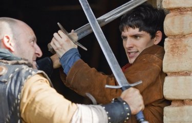 Colin Morgan in combattimento in una scena della serie Merlin