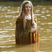 Holly Grainger in una scena della serie Merlin