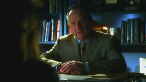 Paul Guilfoyle in una scena dell'episodio Woulda, Coulda, Shoulda di CSI.