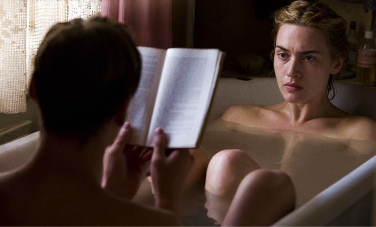 Kate Winslet e David Kross in una scena intima del film The Reader