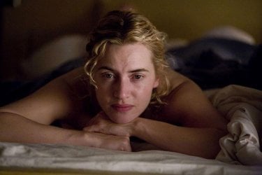 Kate Winslet pensierosa nel film The Reader