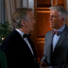 Alan Rickman e Ted Danson in una scena del film Nobel Son