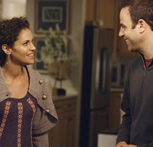 Amy Brenneman e Paul Adelstein in una scena dell'episodio 'Addison dà una festa' della prima stagione di Private Practice