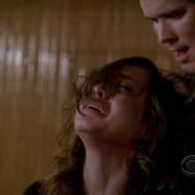 Courtney Ford e Gabriel Olds in una scena drammatica dell'episodio '52 Pickup' della serie tv Criminal Minds