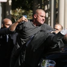 Dominic Purcell in una scena movimentata dell'episodio 'Deal or no Deal' della quarta stagione di Prison Break