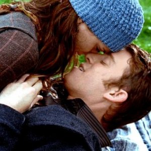 Eliza Dushku e Bryan Greenberg in una romantica immagine del film Nobel Son