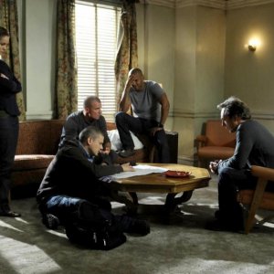 Il cast in una scena dell'episodio 'Deal or no Deal' della quarta stagione di Prison Break