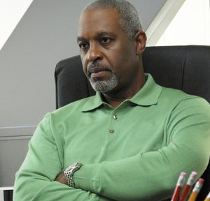James Pickens Jr. in un momento del pilot della serie tv Private Practice: Benvenuta Addison