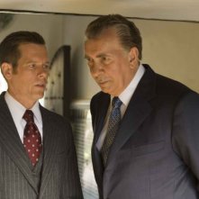 Kevin Bacon e Frank Langella in una scena del film Frost/Nixon