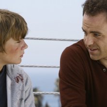 Paul Adelstein con Miles Heizer in una scena dell'episodio 'Addison dà una festa' della prima stagione di Private Practice